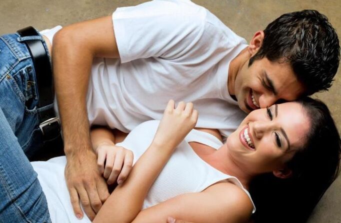 Gizon bat hunkitzen da neska bat ukitzean